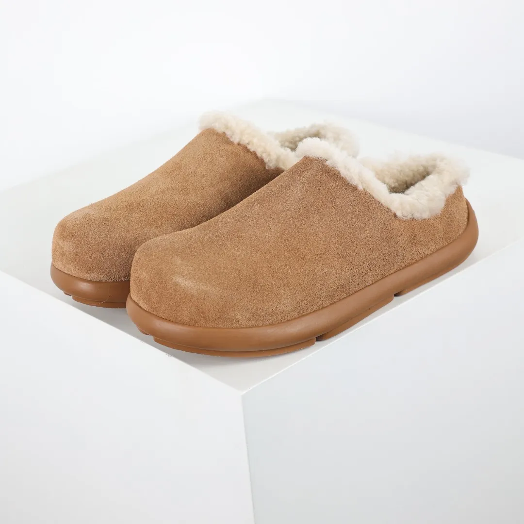Pick up locally💰560 Core recommendation Good price Independently developed original outsole and cashmere insole to keep you warm in winter and suitable for home use. In the new year, uug launched a style series, which is partially geared towards the preferences of young consumers and has also moved to the forefront of fashion trends. Shoe body material Water-repellent coated suede upper 17 mm UGGPURE™ implanted wool insole Lightweight non-slip comfortable rubber outsole With brand LOGO trademark Comes with a full set of packaging Size: 35 36 37 38 39 40 41 42 43 44